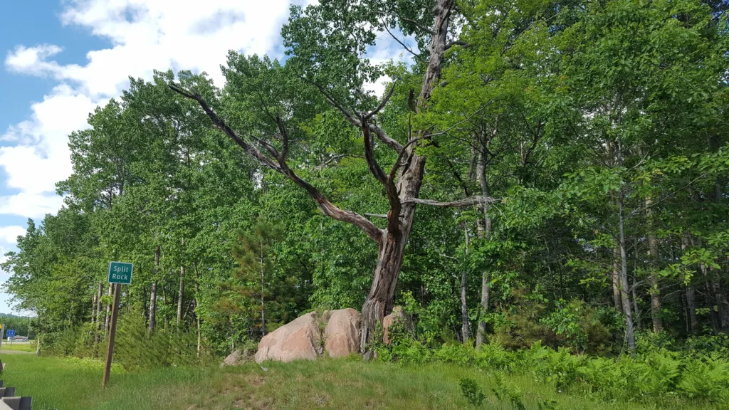 Spilt Rock used to be alive but no longer. This icon is at 424 turnoff of Alpha Michigan on US2 outside of Crystal Falls Michigan.